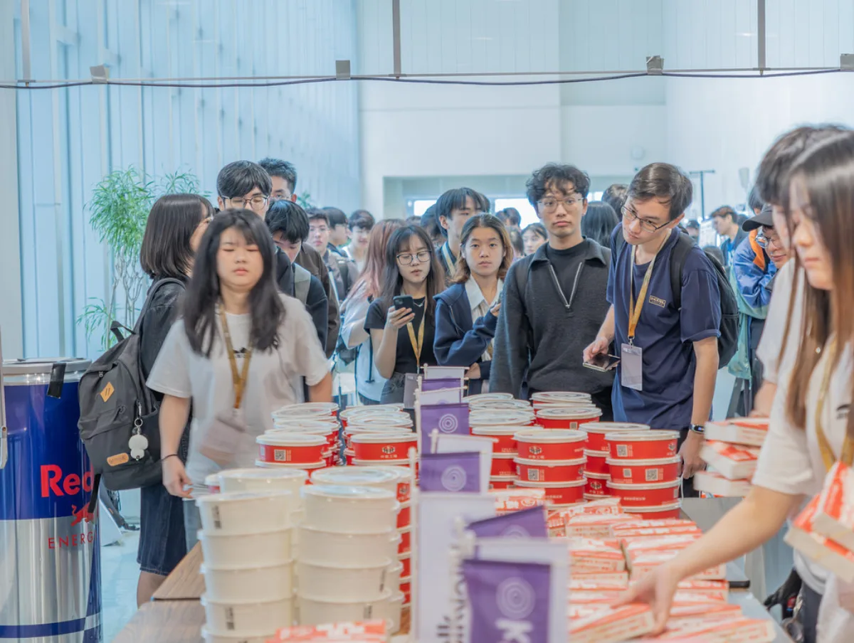 SITCON 2026 餐點區的贊助商小旗與排隊人潮