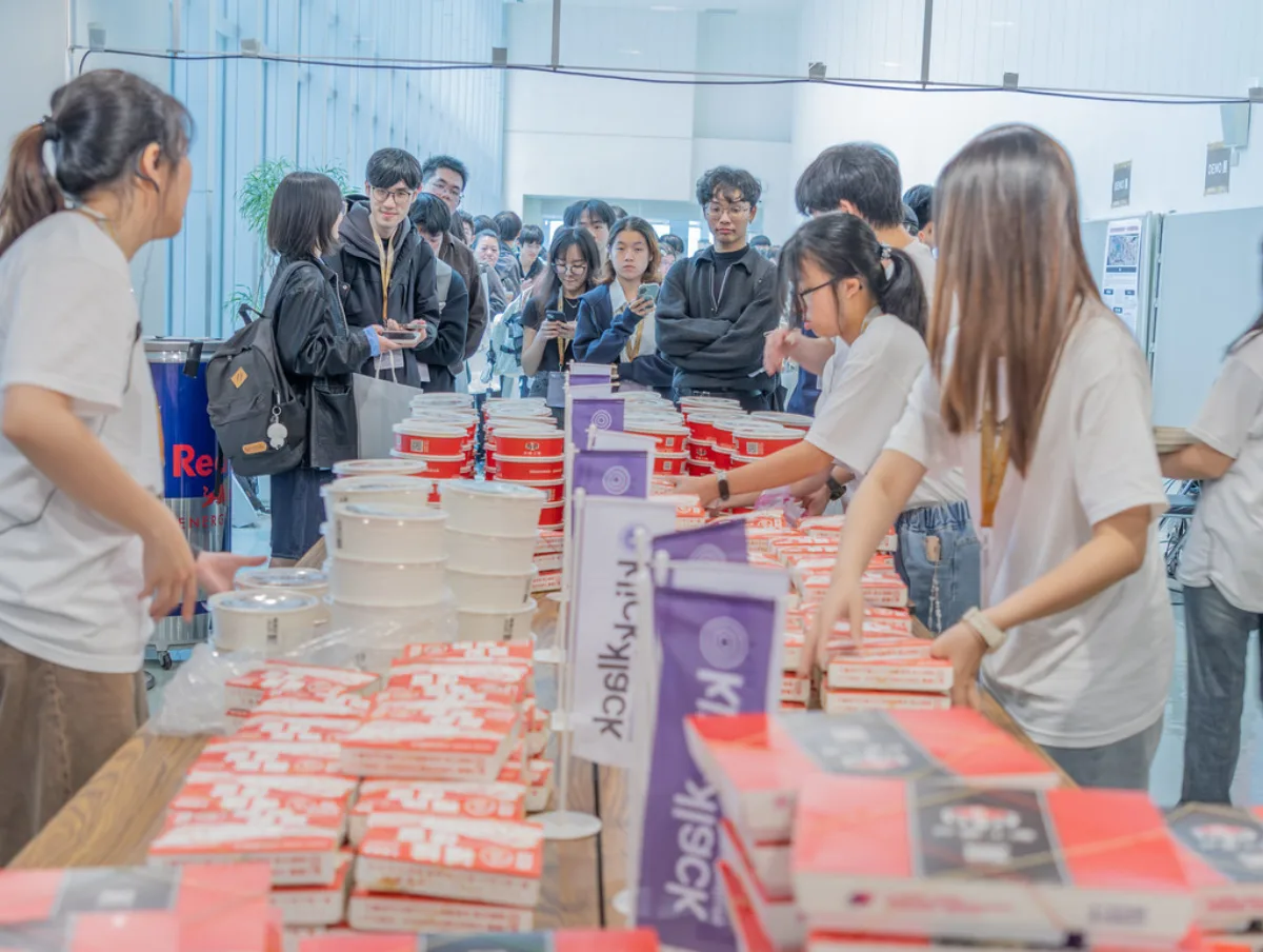 SITCON 2026 供餐區的贊助商小旗與餐點