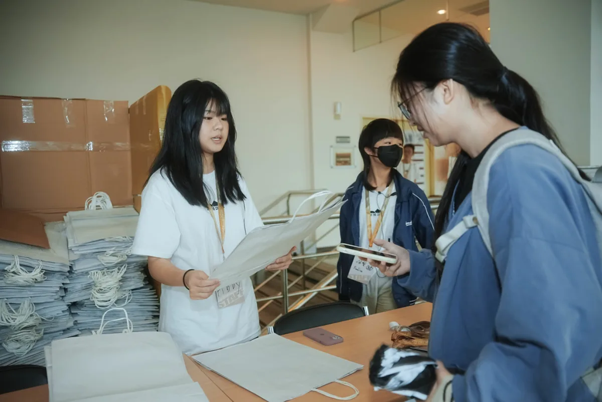 SITCON 2026 工作人員發放帆布袋