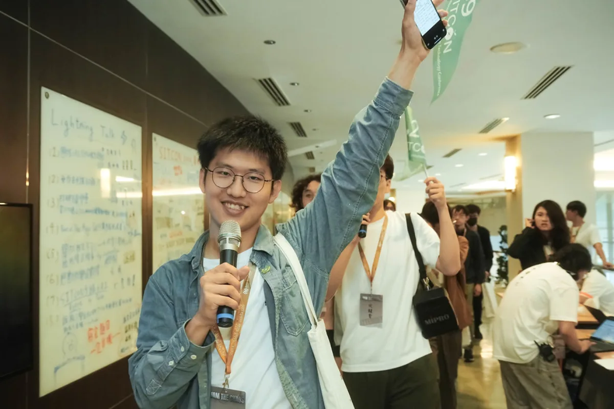 SITCON 2026 導覽團帶領參與者參觀攤位